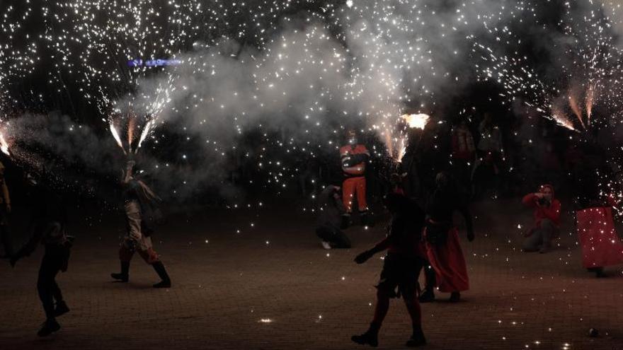 Las calles ardieron de la mano de cuatro ‘colles’ de dimonis de Mallorca. | MANU MIELNIEZUK