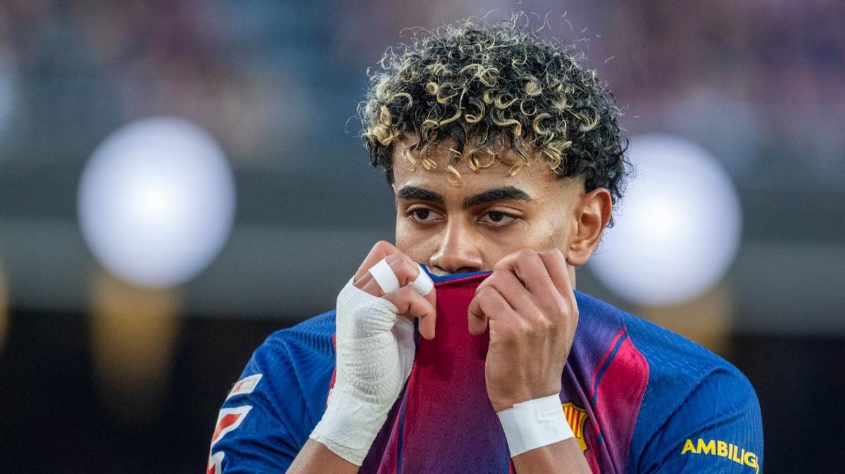 Lamine Yamal se tapa la cara en un gesto de desagrado.