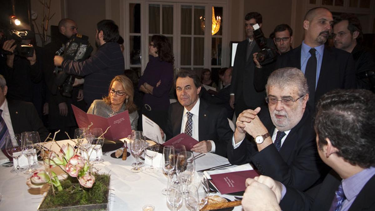 José Manuel Lara, flanqueado por Artur Mas, su esposa, Helena Rakosnik, y el exalcalde de Barcelona, Jordi Hereu.