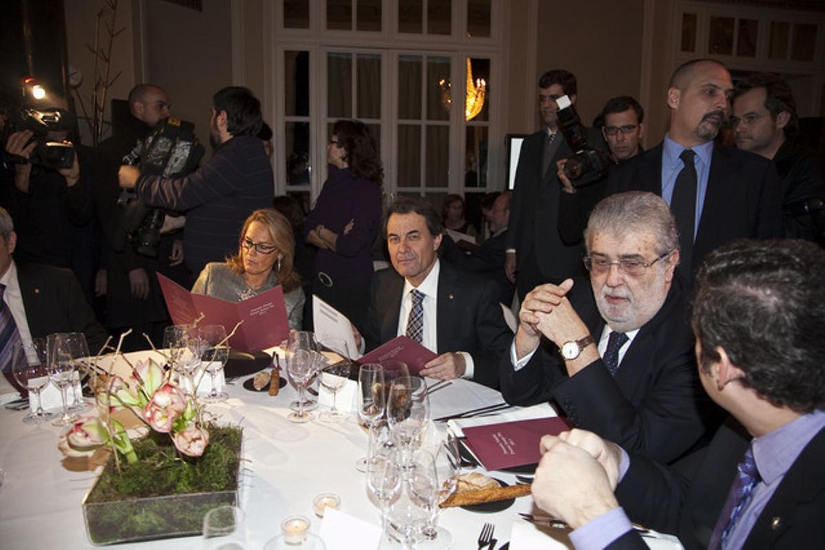 José Manuel Lara, flanquejat per Artur Mas, la seva dona, Helena Rakosnik, i l’exalcalde de Barcelona, Jordi Hereu, en el premi Planeta 2011.
