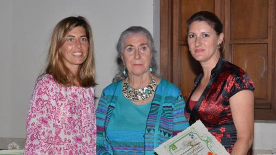 La concejala adscrita a Parques y Jardines, Yolanda Vázquez recibió el galardón.