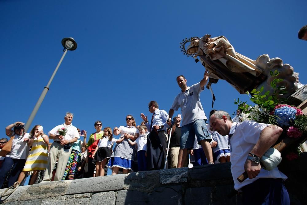 Misa y procesión del Carmen en Luanco