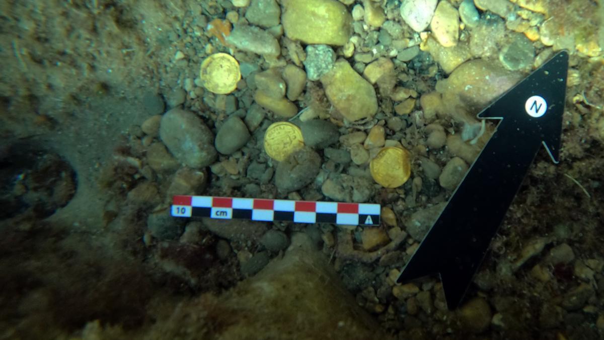 Algunas de las monedas encontradas, en el fondo del Portixol