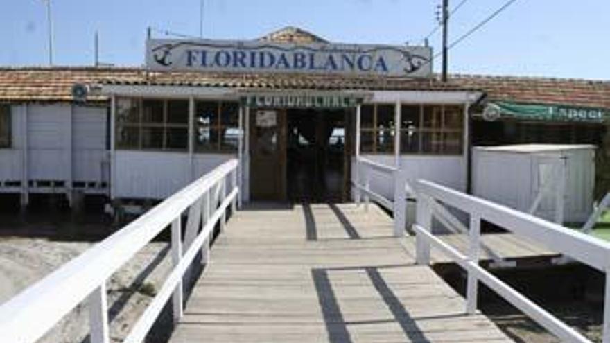 Fachada del histórico restaurante Floridablanca, situado junto al Mar Menor, en Lo Pagán