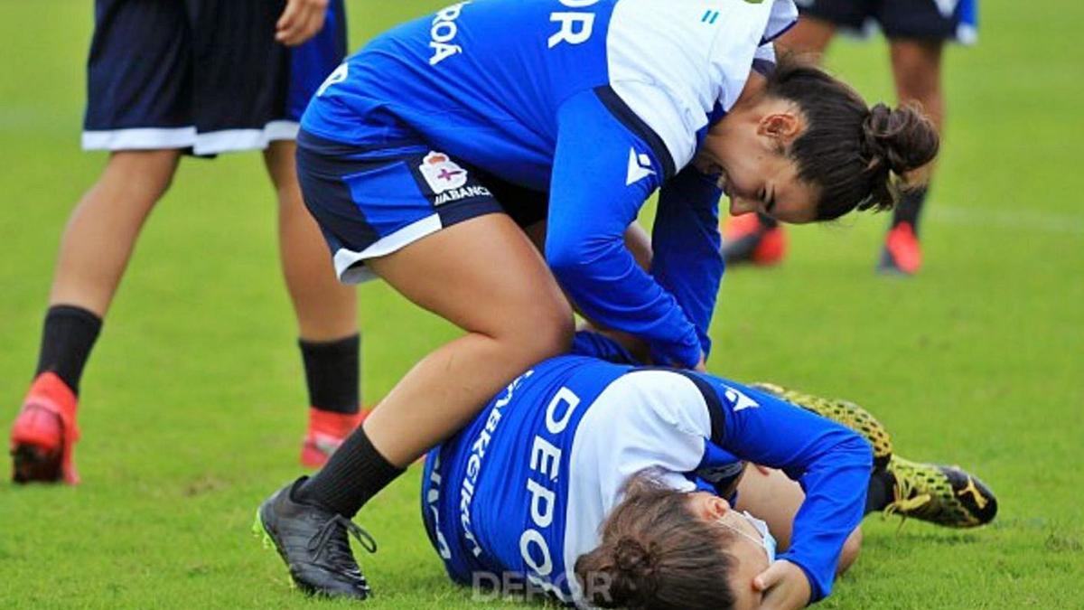 Lía, ayer junto a una compañera en el entrenamiento en Abegondo. |  // RCD