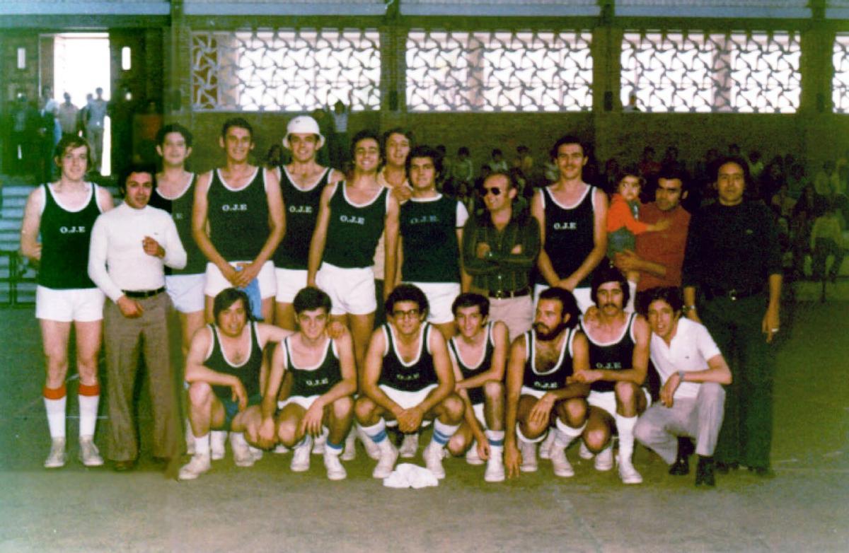 Andrés López, segundo por la izquierda de pie, Fernando París, segundo por la derecha de pie, y Abilio Antolín, primero por la derecha de pie, en 1975.