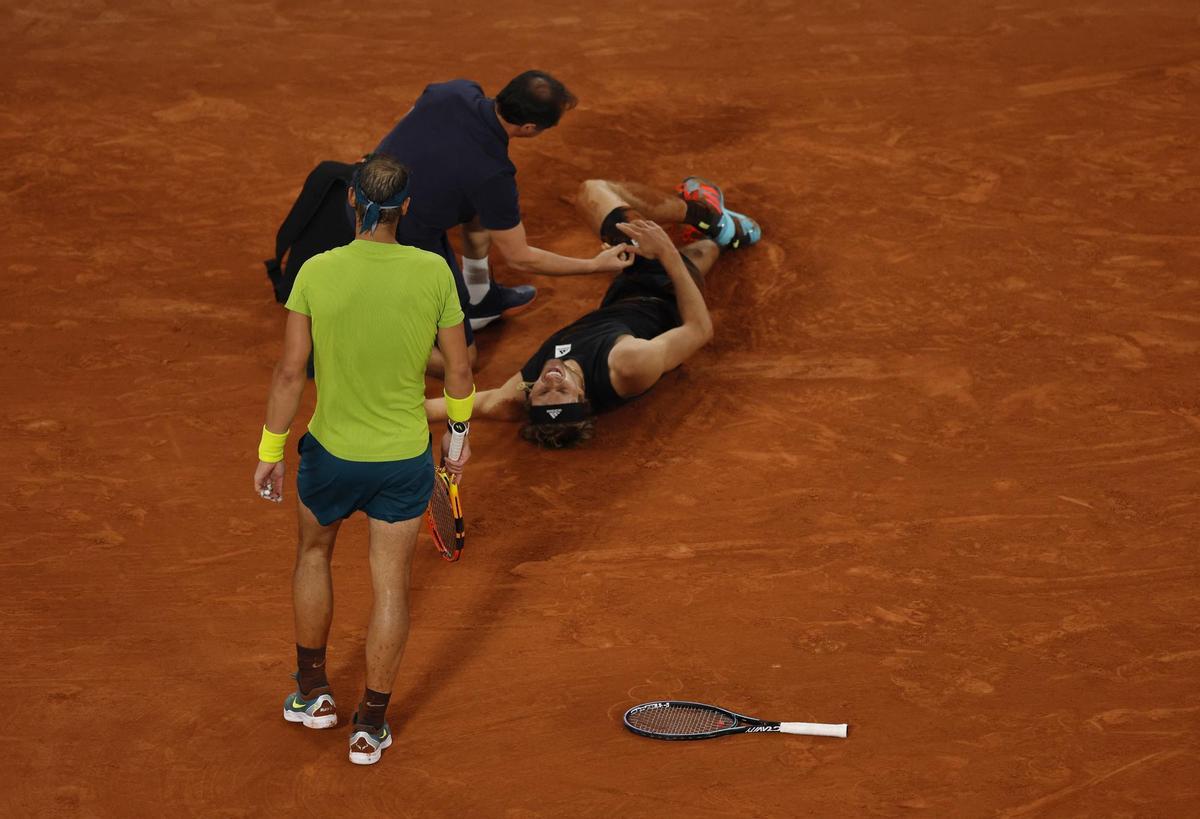 Nadal acude a interesarse por el estado de Zverev, dolido en el suelo tras torcerse el tobillo derecho.