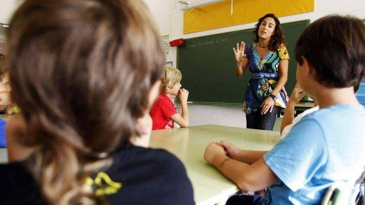 Una profesora durante una clase, en una imagen de archivo.