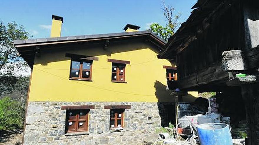 Una de las casas que está siendo rehabilitada en Llananzanes.