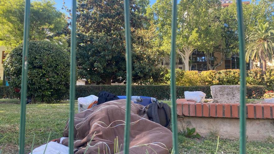 &quot;Es indignante&quot;: Las familias de un colegio de Xàtiva se hartan del incivismo junto al patio del centro