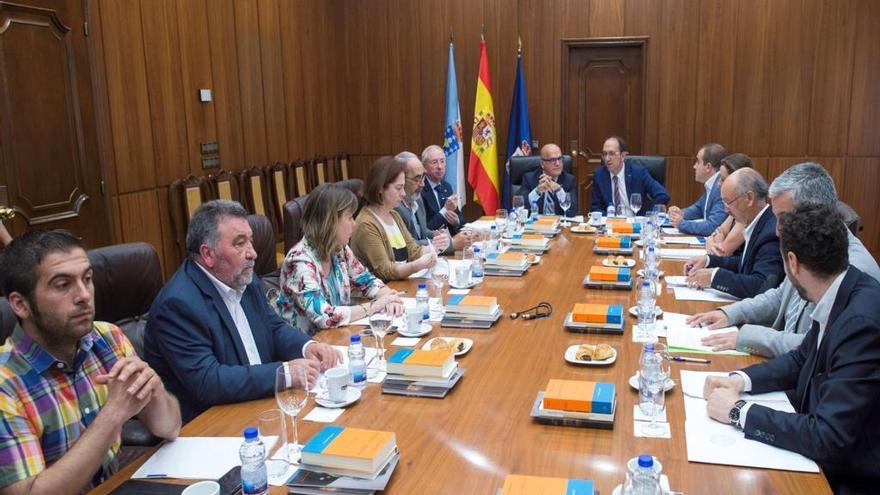 Reunión del jurado, en la sala de juntas de la Diputación de Ourense.