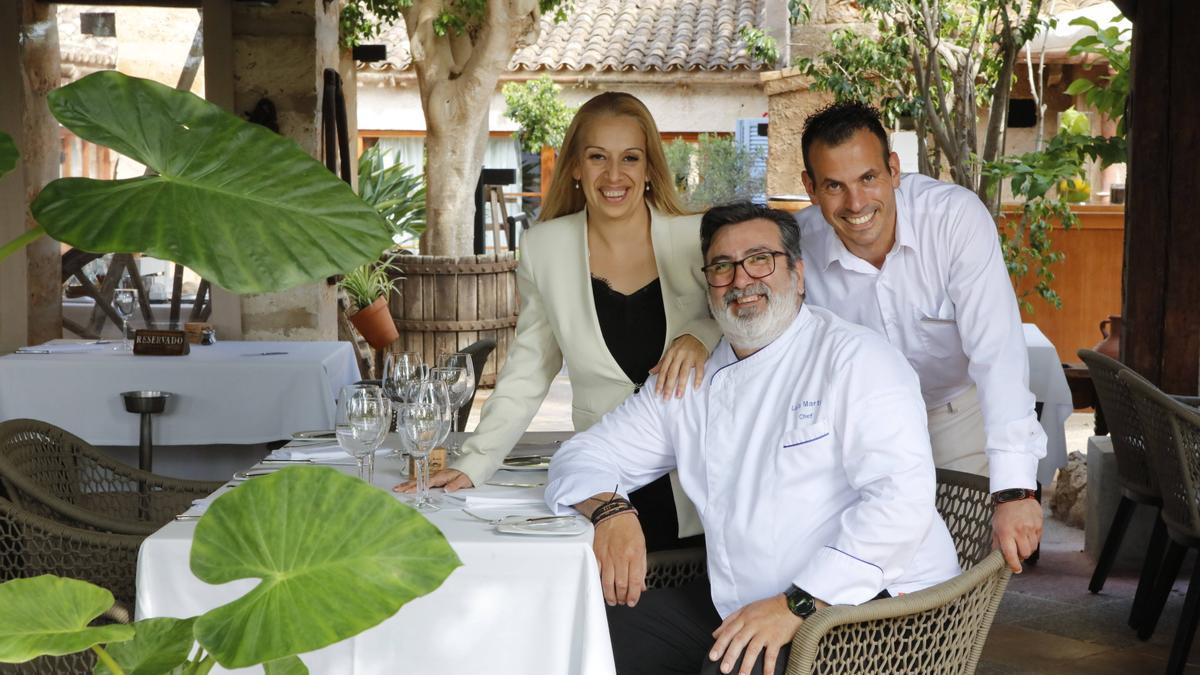 Restaurant-Leiterin Belén Alfaro, Chefkoch Luis Martín und Maître Toni Castagna (von li.) auf der mit vielen Pflanzen bestückten Terrasse.