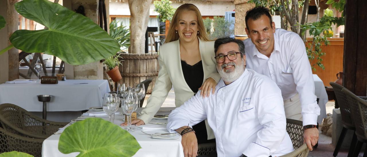 Restaurant-Leiterin Belén Alfaro, Chefkoch Luis Martín und Maître Toni Castagna (von li.) auf der mit vielen Pflanzen bestückten Terrasse.