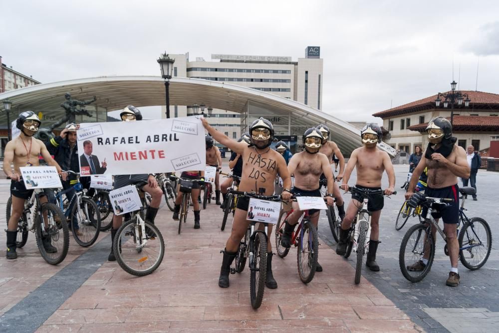 Los bomberos protestan en bicicleta y ropa interior por las calles de Oviedo