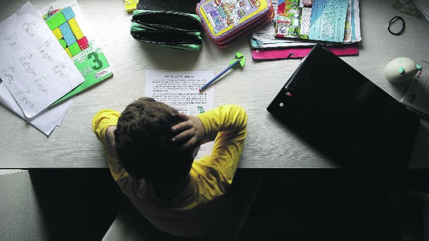 Un niño hace la tarea en su casa durante la pandemia.