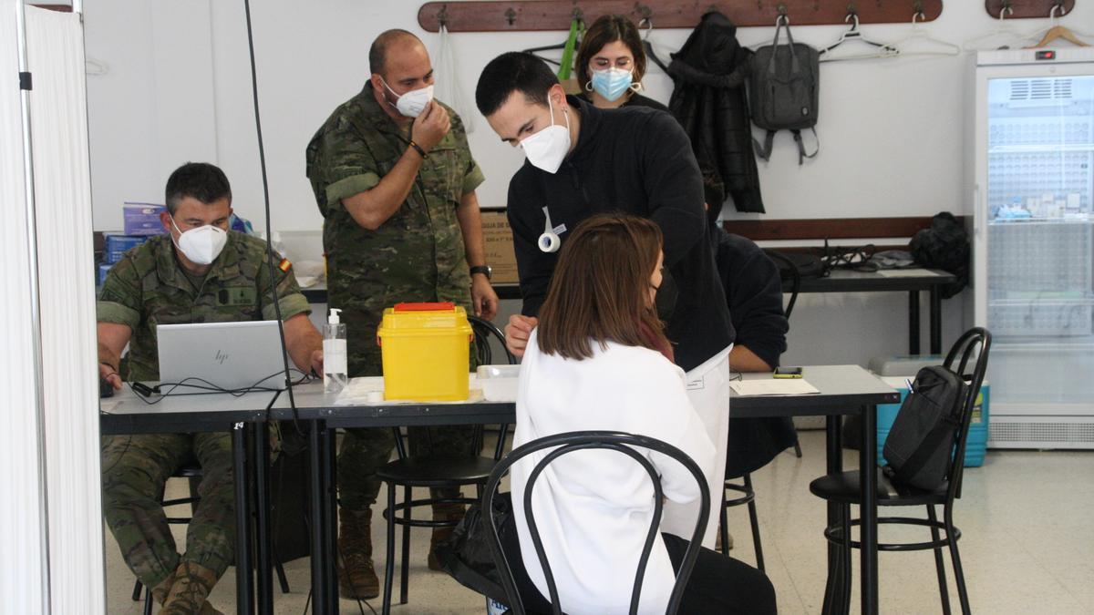 Militares de Bétera se incorporan al punto de vacunación masiva de Vinaròs.