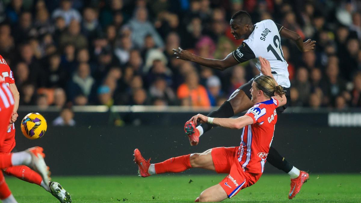 Umar Sadiq dispara a portería en su último partido en Mestalla.