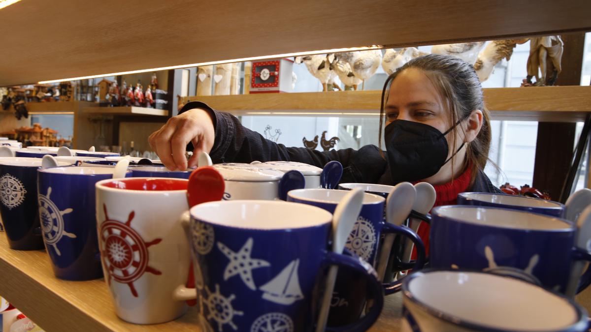 El impacto de la pandemia en las tiendas de souvenirs de Gijón