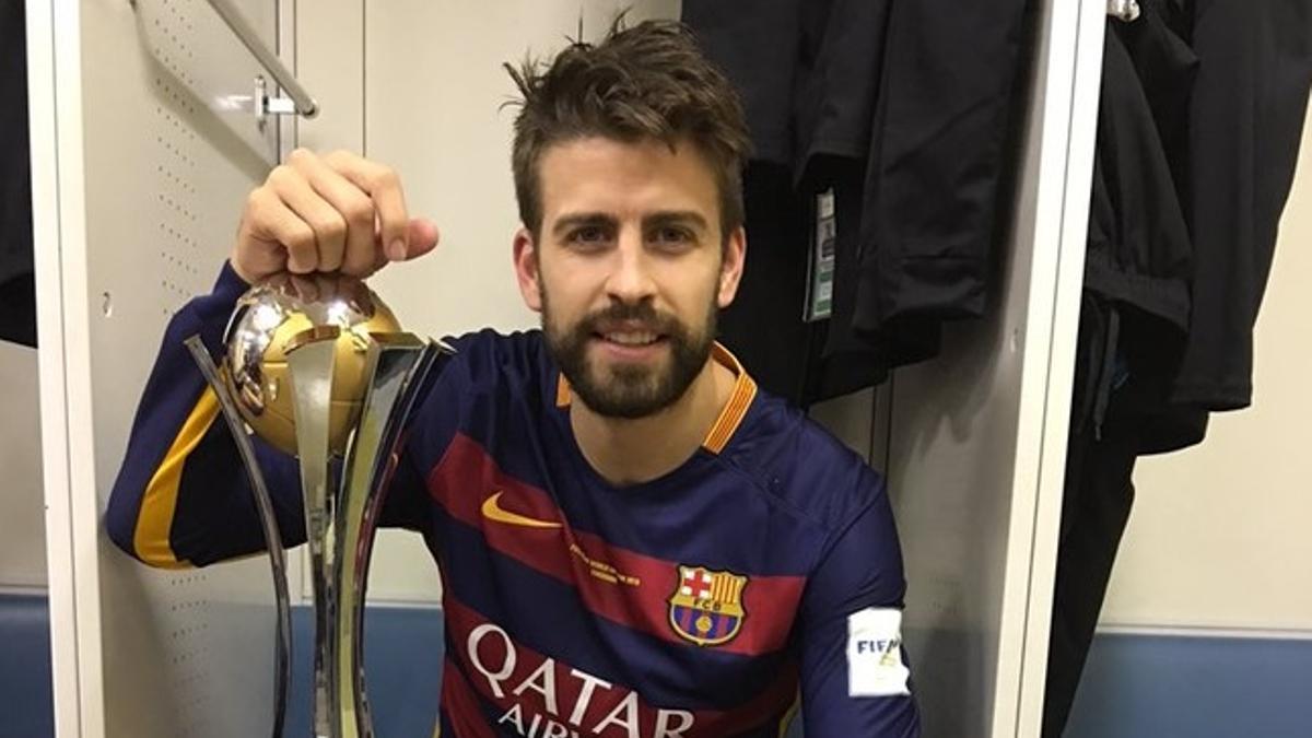 Gerard Piqué, con el trofeo del Mundial de Clubs en el vestuario del Barça en Yokohama.