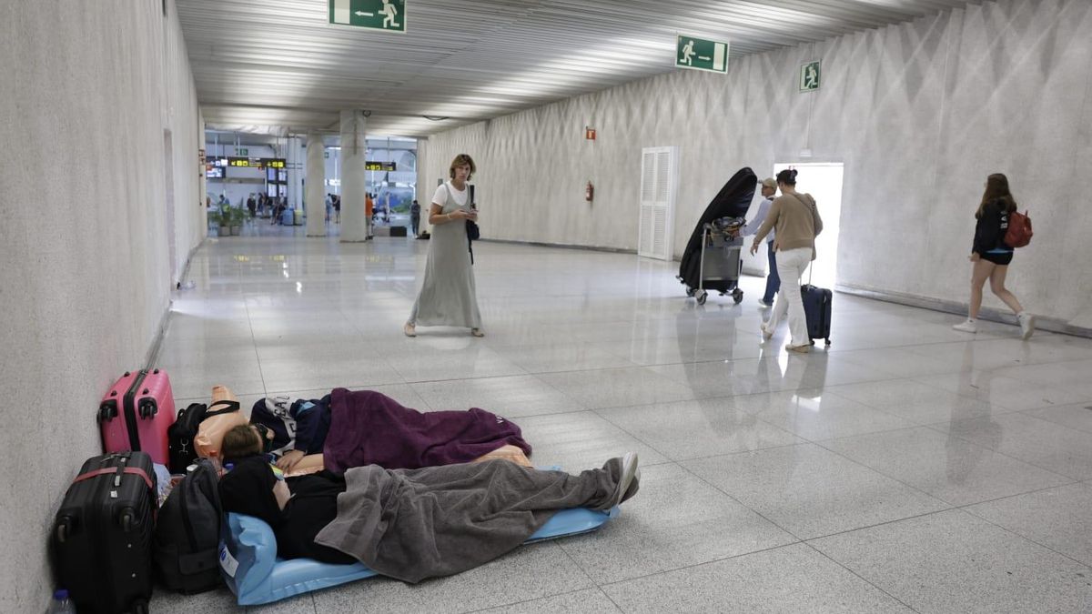 Gestrandete Reisende am Flughafen von Mallorca am 16.5.2024