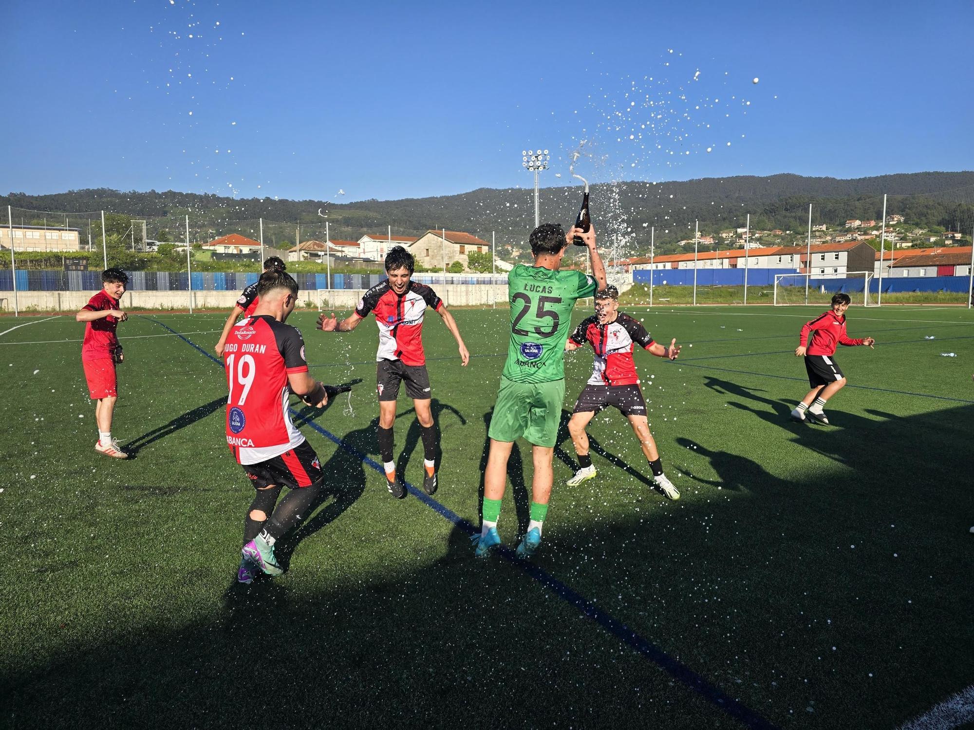 El Juvenil B del Arosa se proclama campeón de la Liga Gallega y logra así el ascenso directo a Liga Nacional tras vencer al Marín (0-3).