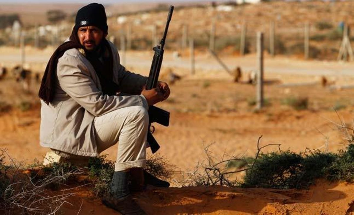 Un combatent rebel al front munta guàrdia en un punt de vigilància de la carretera entre Ben Jawad i Naufaliya (Líbia).