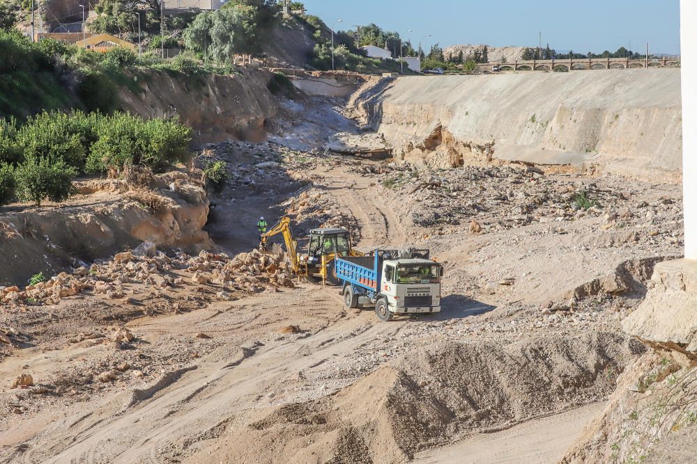 Visita a las zonas más afectadas por la DANA de septiembre en la Vega Baja por parte de expertos que diseñarán las defensas de la comarca frente a futuras a avenidas