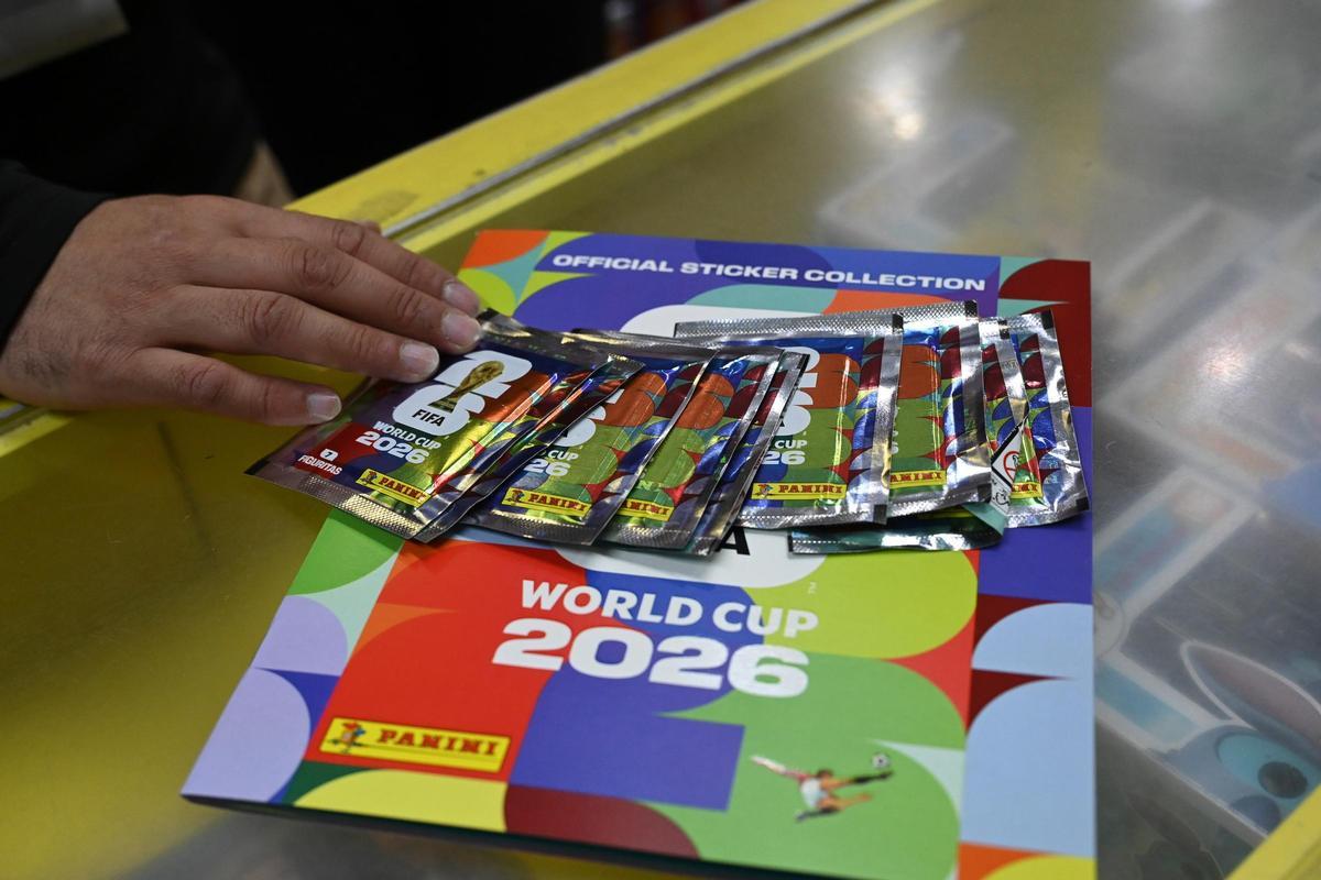 Una persona muestra paquetes de cromos y el álbum del Mundial 2026