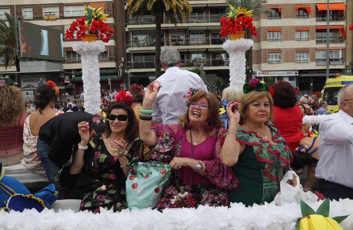 Miles de cordobeses participan en la Batalla de las Flores