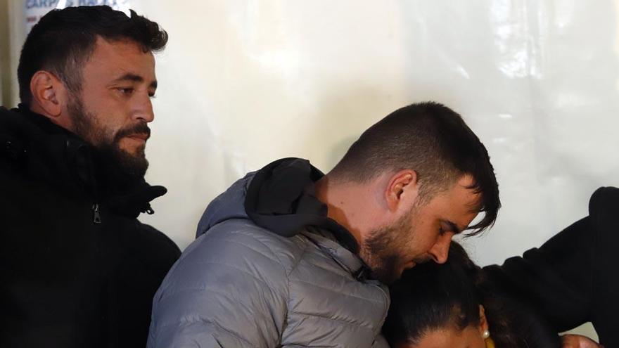 Los padres de Julen y junto a ellos, David Serrano, durante los días de búsqueda del pequeño en el túnel.