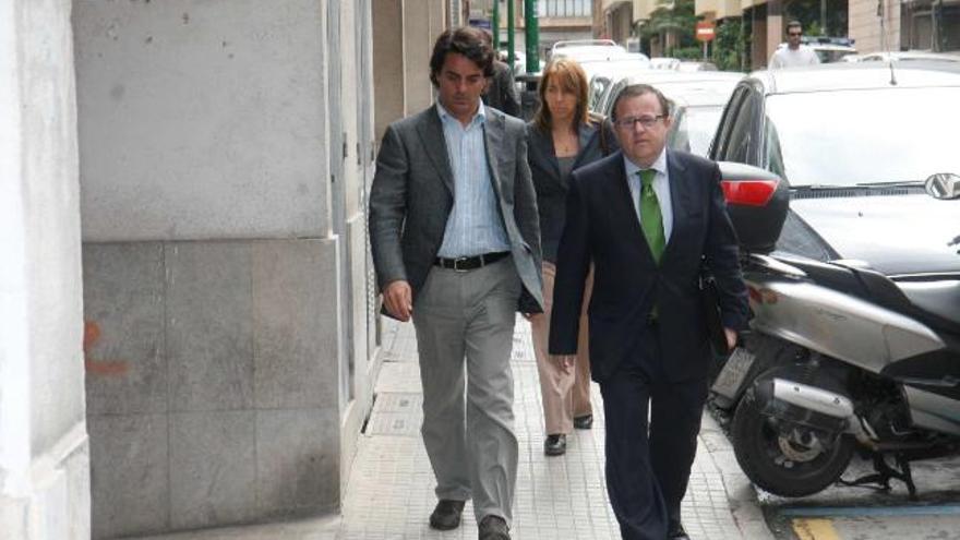 Rodrigo De Santos y su abogado Bartomeu Vidal, ayer en la segunda visita a la Clínica Forense.