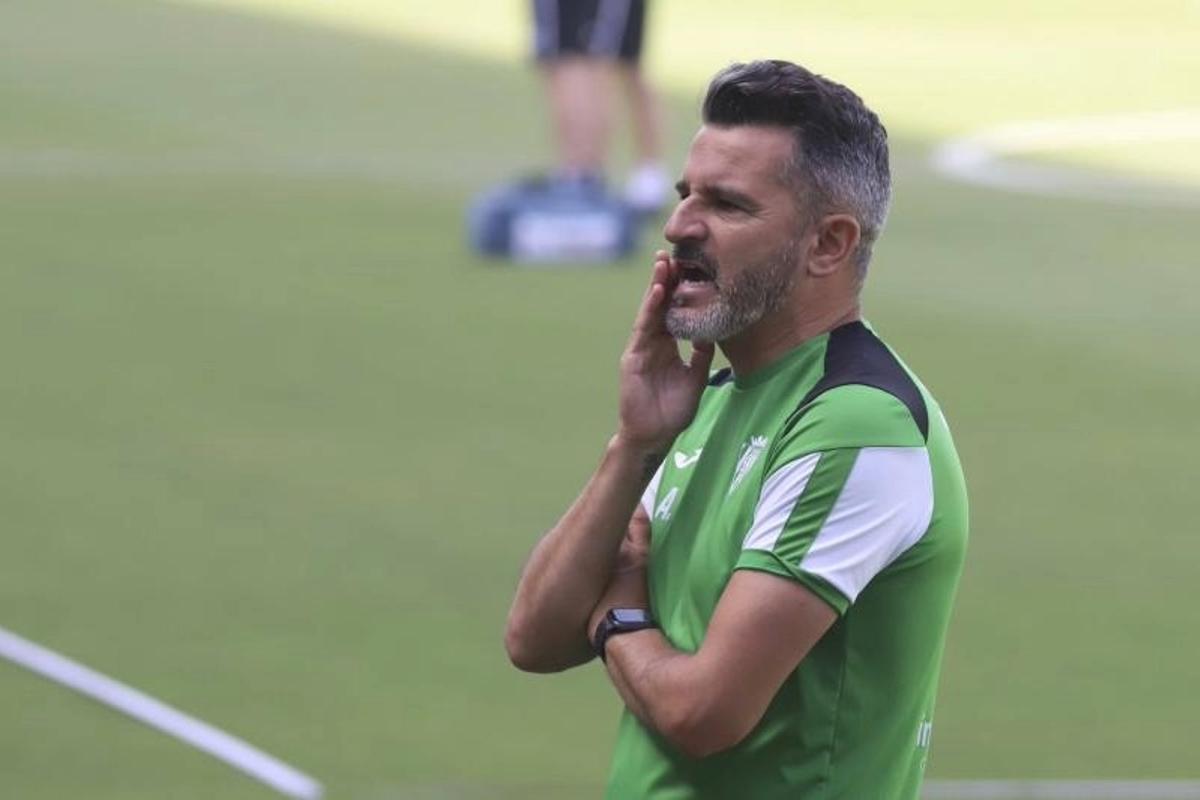 Iván Ania, durante la sesión de este jueves en El Arcángel.