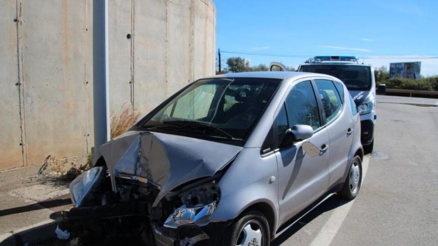 Un joven ebrio choca en una rotonda de Onda y finge después el robo de su coche