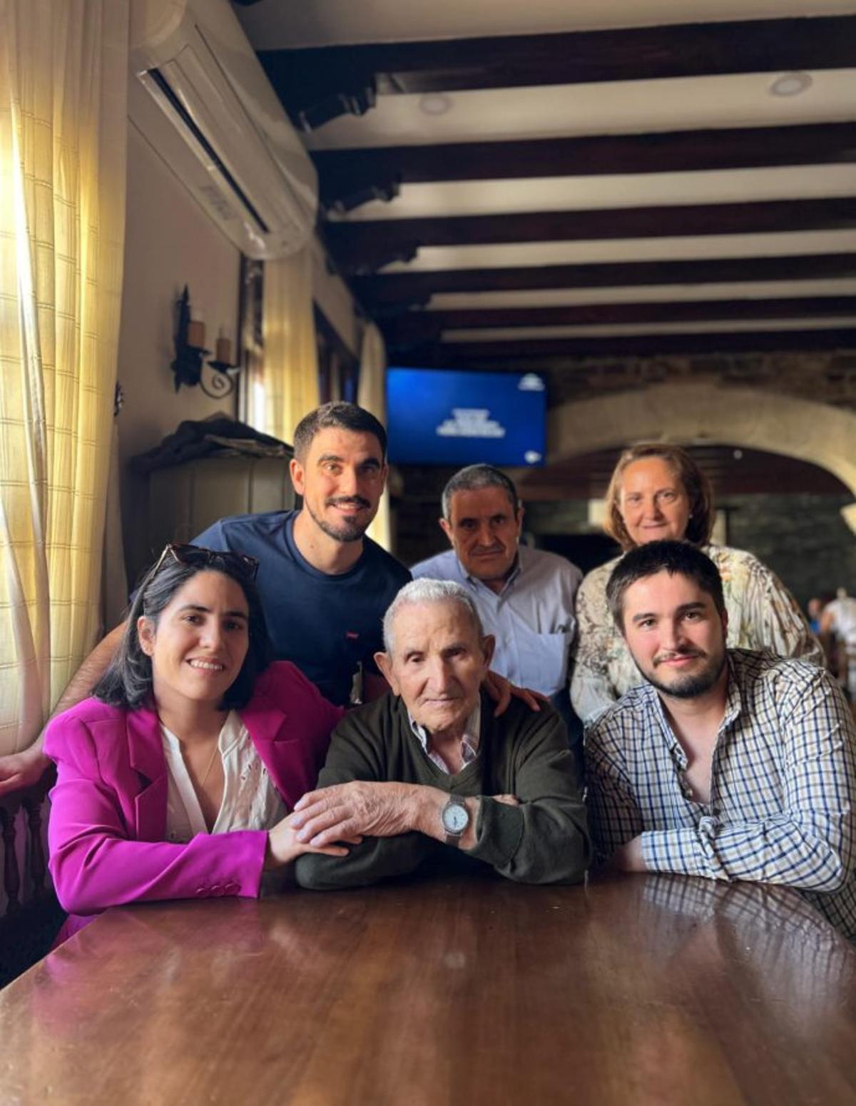 Agustín rodeado de su familia.  | CH. S.