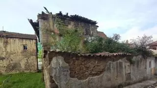 La sorprendente casa-torre medieval de un barrio de Langreo que corre serio riesgo:  "Perder este elemento supondría la desaparición de uno de los pocos vestigios materiales" de la época