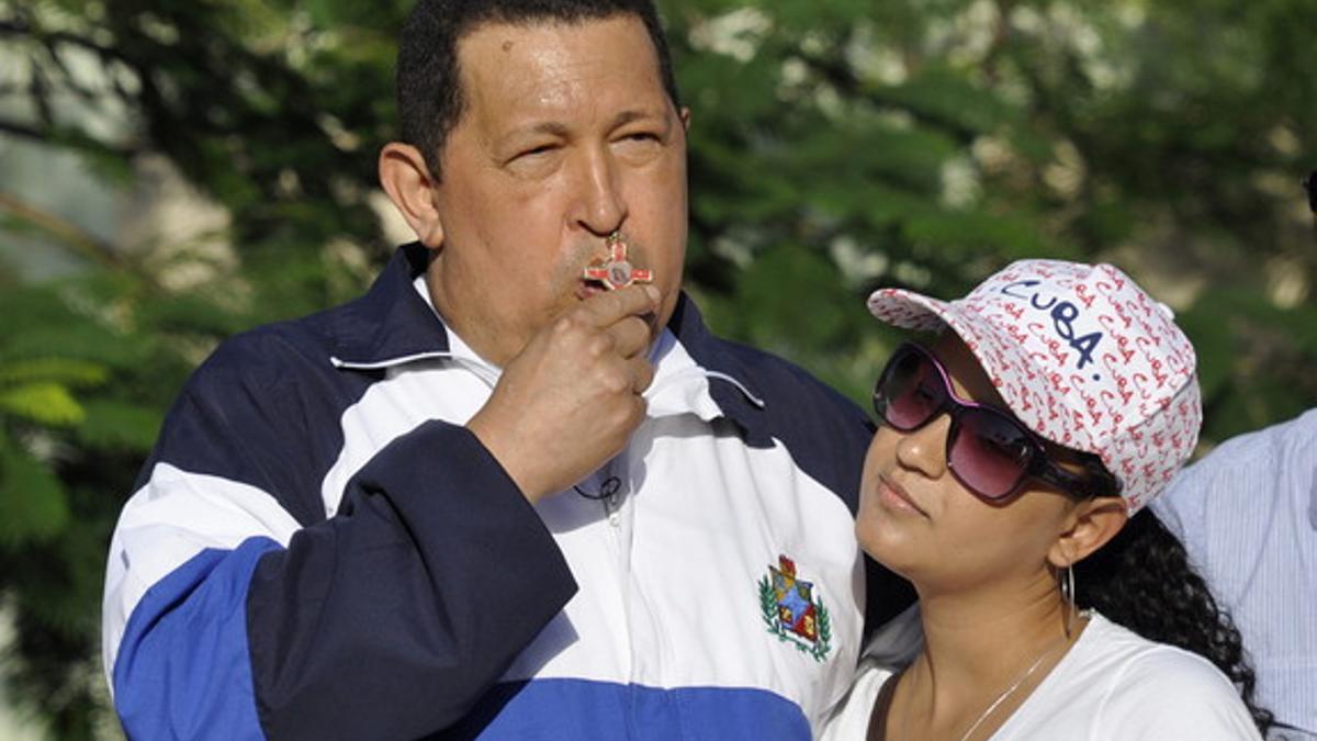 Hugo Chávez, junto a su hija Rosa Virginia, el lunes, en La Habana.