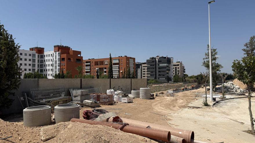 Elche espera una pasarela de 44 metros que viene en góndola