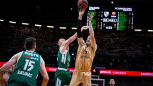 Vesely lanza a canasta en una acción del encuentro en Kaunas