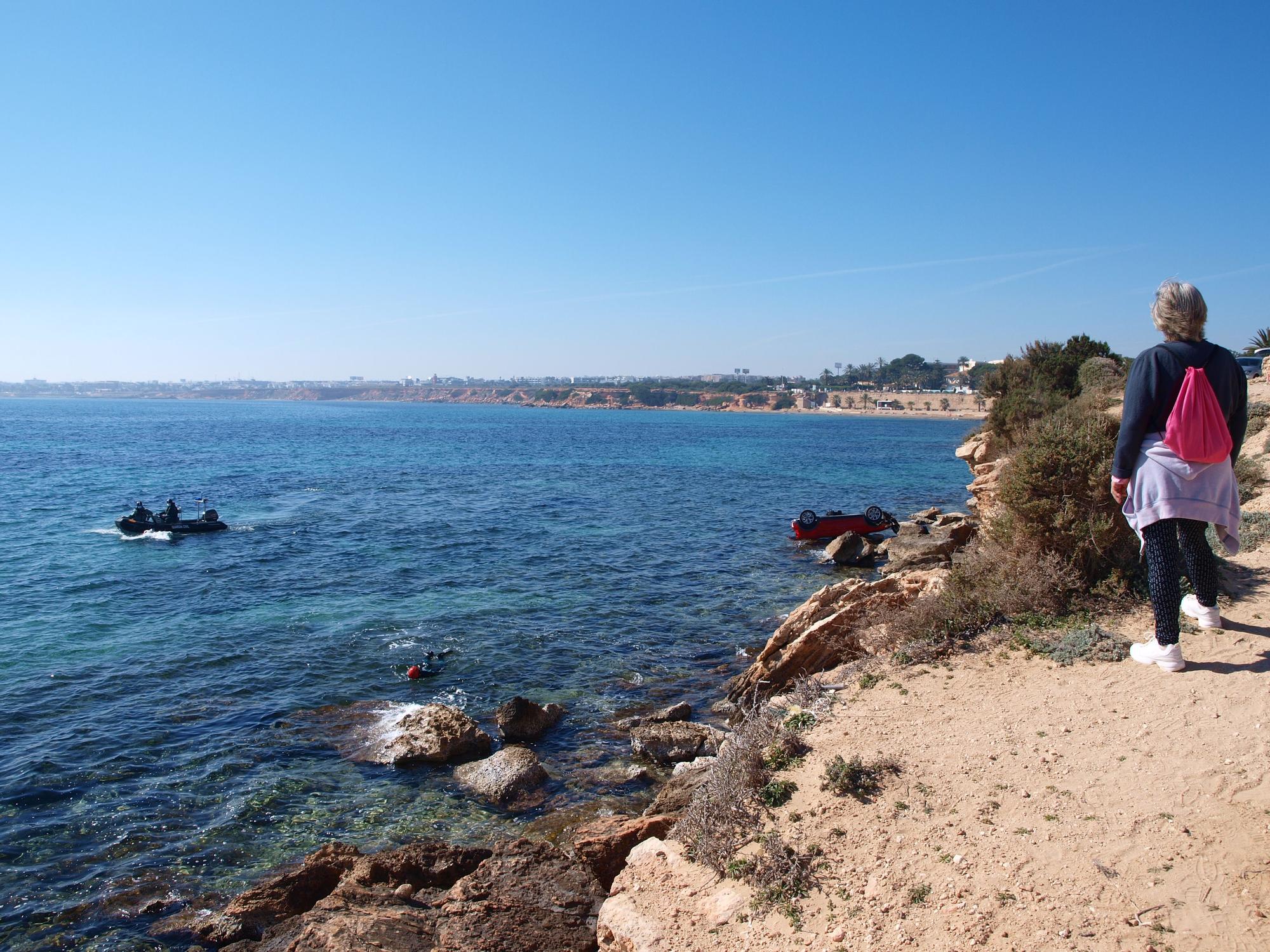 La Guardia Civil busca al conductor de un vehículo hallado en un acantilado de Punta Prima