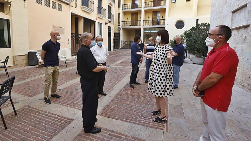 El abad Saneugenio y la alcaldesa Morant dialogan, el martes, poco antes del inicio de la reunión.