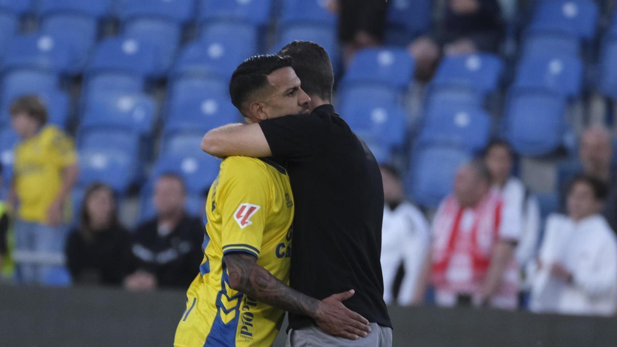 García abraza a Viera, al término del pulso contra el Granada.