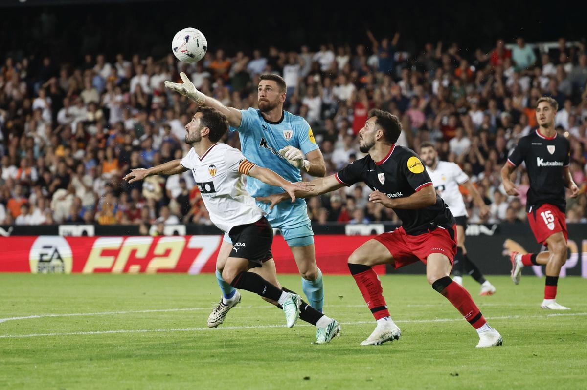 VALENCIA, 17/10/2026.- El defensa del Valencia José Gayá (i) lucha con Unai Simón (c), guardameta del Athletic Club, durante el partido de la jornada 9 de LaLiga que Valencia CF y Athletic Club de Bilbao disputan este sábado en el estadio de Mestalla. EFE/Manuel Bruque