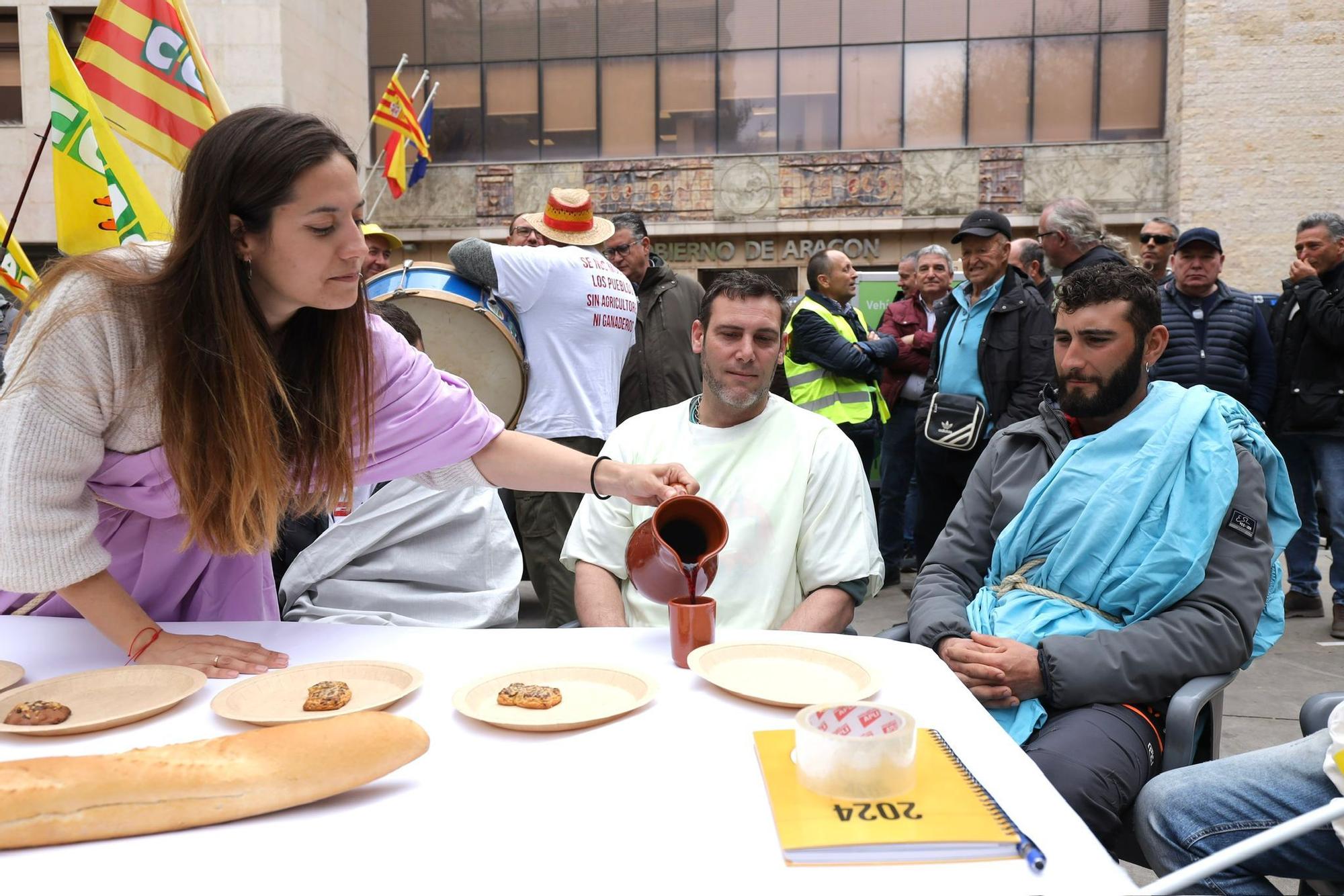 En imágenes | Concentración de los agricultores antes la consejería de Agricultura en Zaragoza