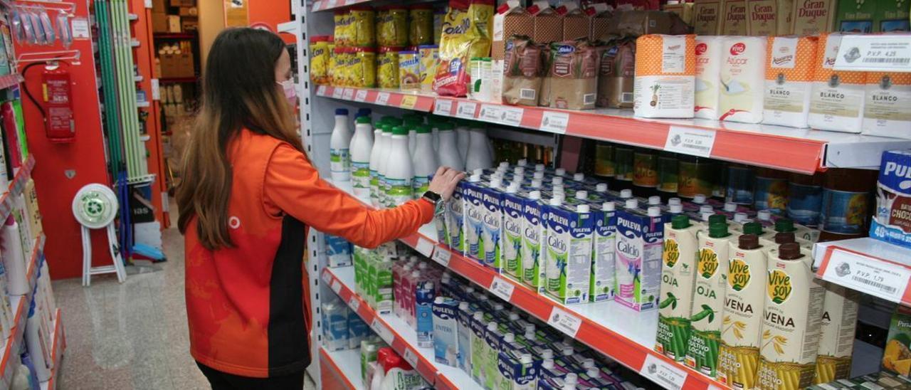 Una dependienta del supermercado Marlina de la Corredera de Lorca coloca las estanterías de leche. PILAR WALS