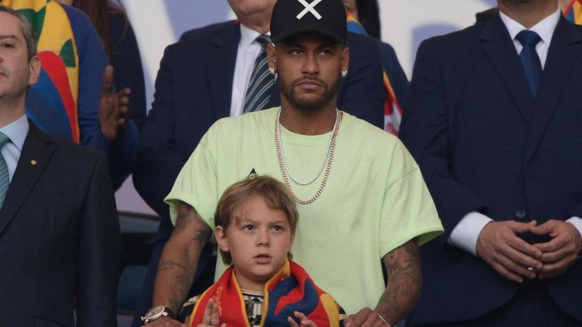 Neymar, junto a su hijo Luca, en la final de la Copa América que ganó Brasil.