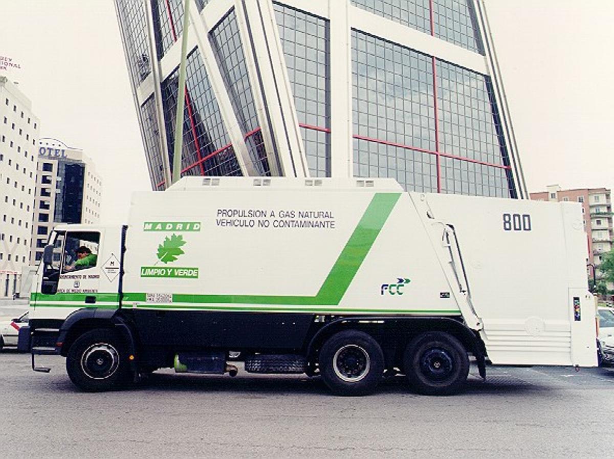 Primera Flota Integral de Recogida de Residuos propulsada por GNC (Madrid, 1999).