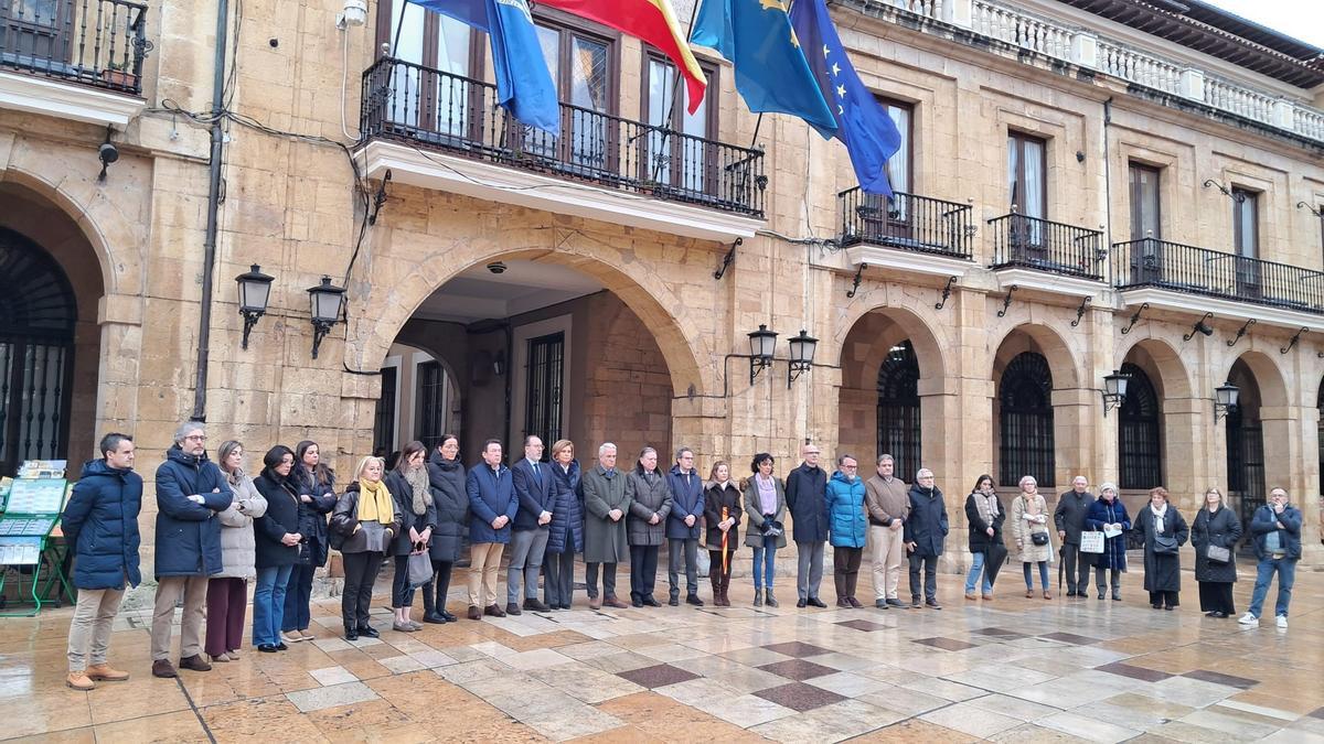 Minuto de silencio delante del ayuntamiento de Oviedo