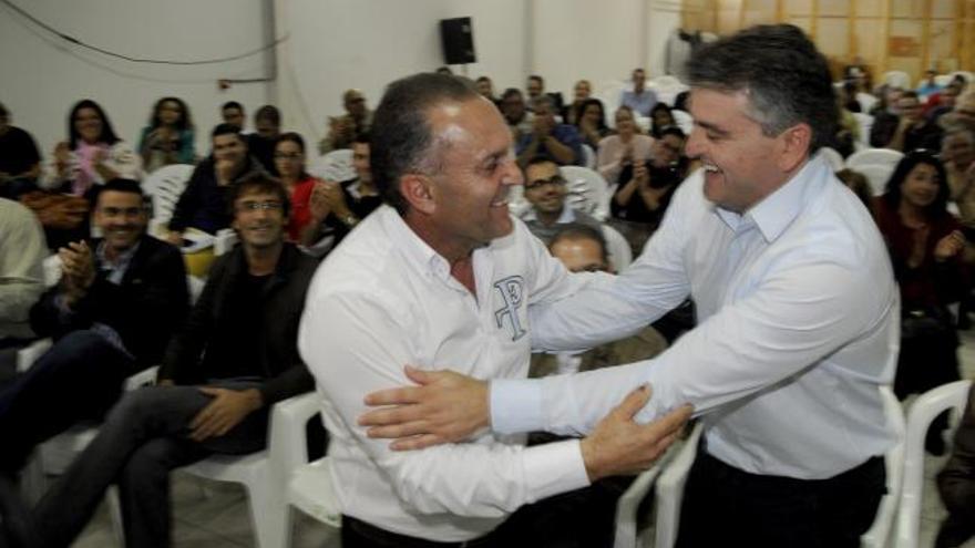 El alcalde de Tinajo (i) felicita a David de la Hoz después de ser elegido secretario general de CC en Lanzarote. | a. perdomo
