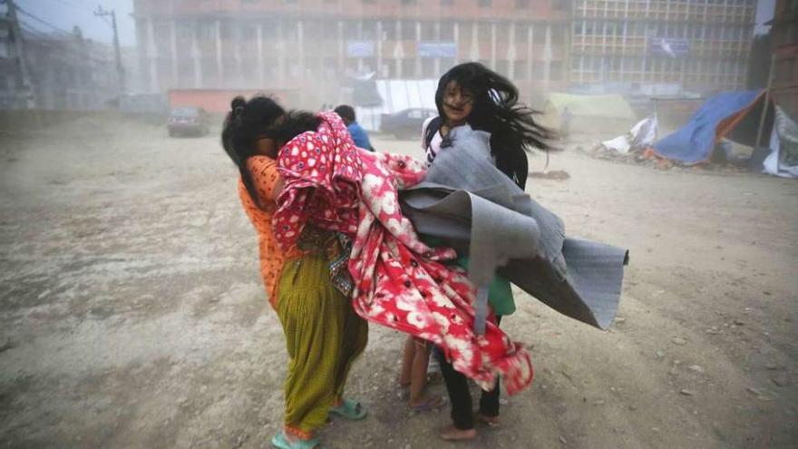 Las tormentas desmantelan en Nepal los campos de refugiados