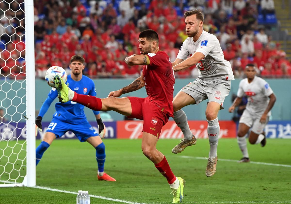 Doha (Qatar), 02/12/2022.- Aleksandar Mitrovic (C) of Serbia in action against Silvan Widmer of Switzerland during the FIFA World Cup 2022 group G soccer match between Serbia and Switzerland at Stadium 947 in Doha, Qatar, 02 December 2022. (Mundial de Fútbol, Suiza, Catar) EFE/EPA/Georgi Licovski